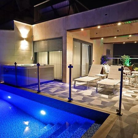 Luxury Rooftop Apartment In เนทันยา ภายนอก รูปภาพ
