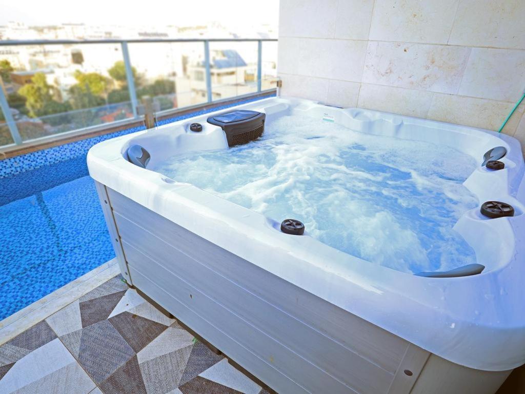 Luxury Rooftop Apartment In เนทันยา ภายนอก รูปภาพ