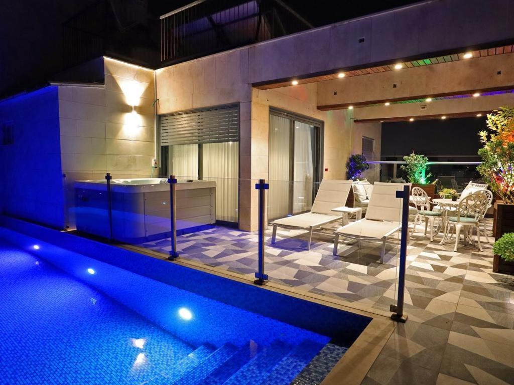 Luxury Rooftop Apartment In เนทันยา ภายนอก รูปภาพ